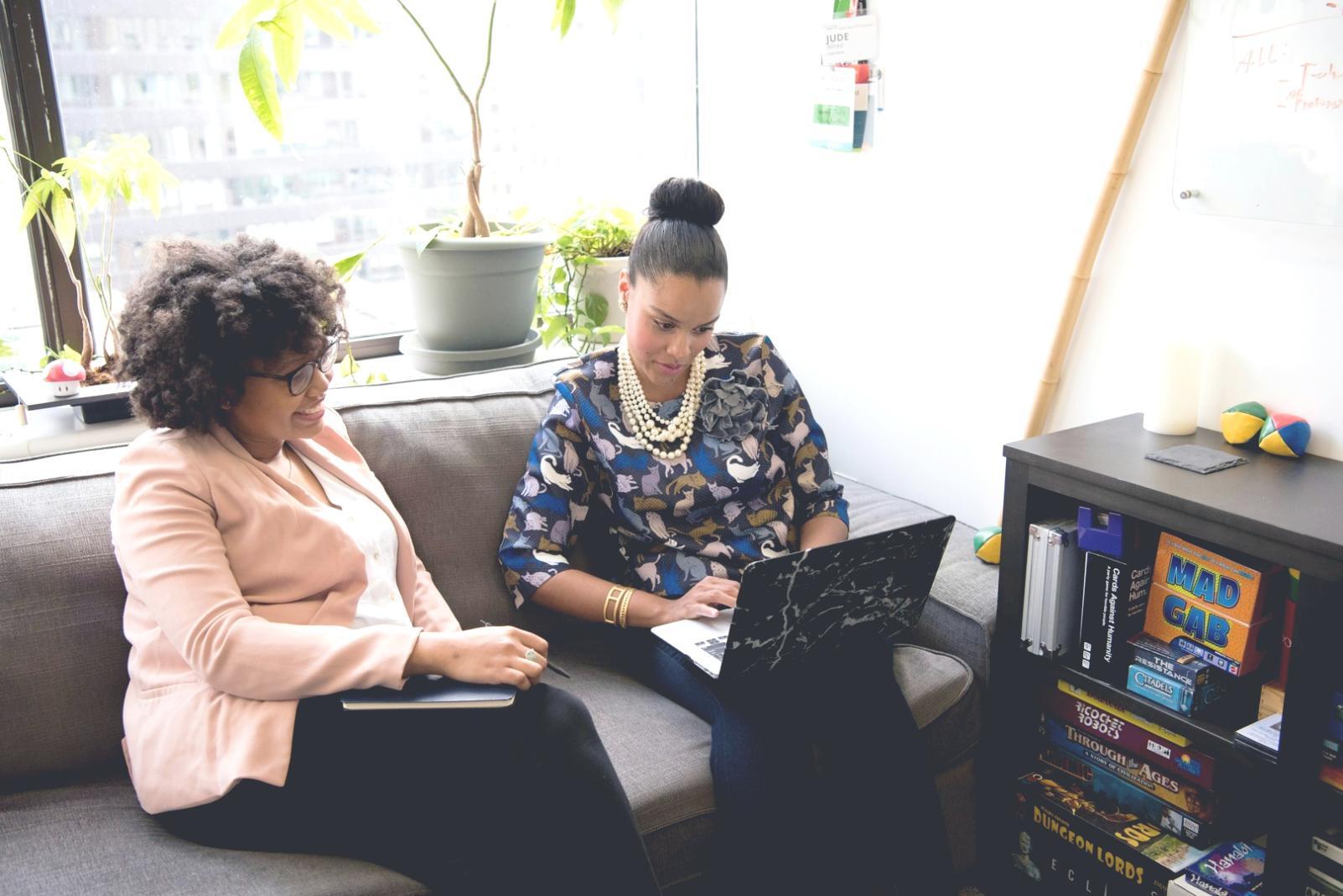 Modernes Büro mit IT-Ausstattung
